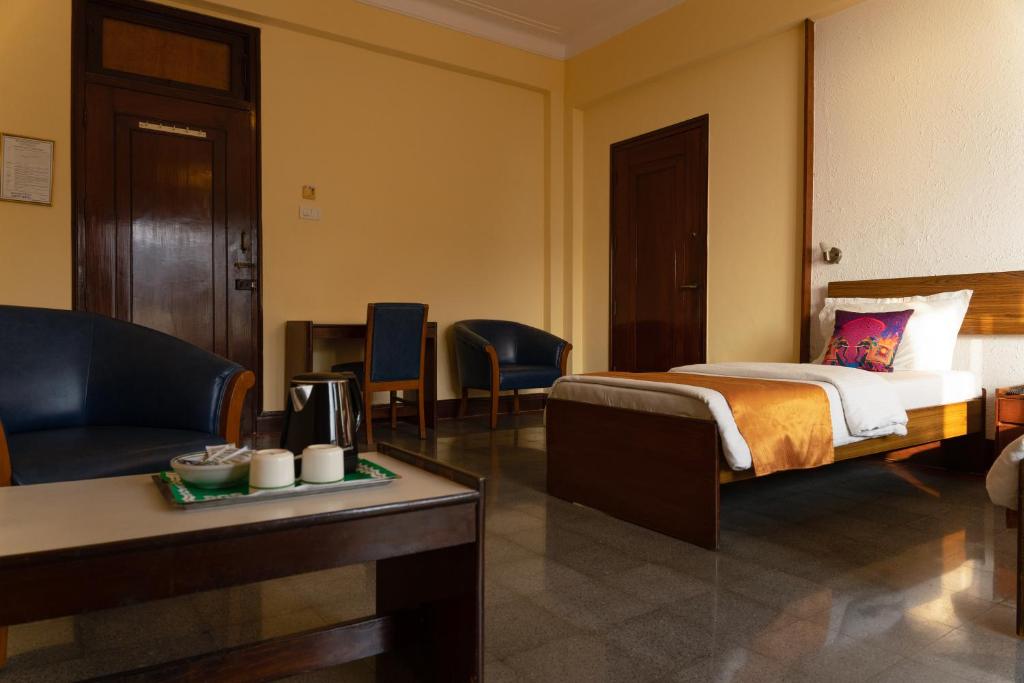 Queen's Necklace Suite living area