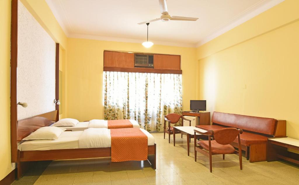 Queen's Necklace Suite